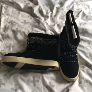 Toms women’s alpine boot new with box NEVER WORN
